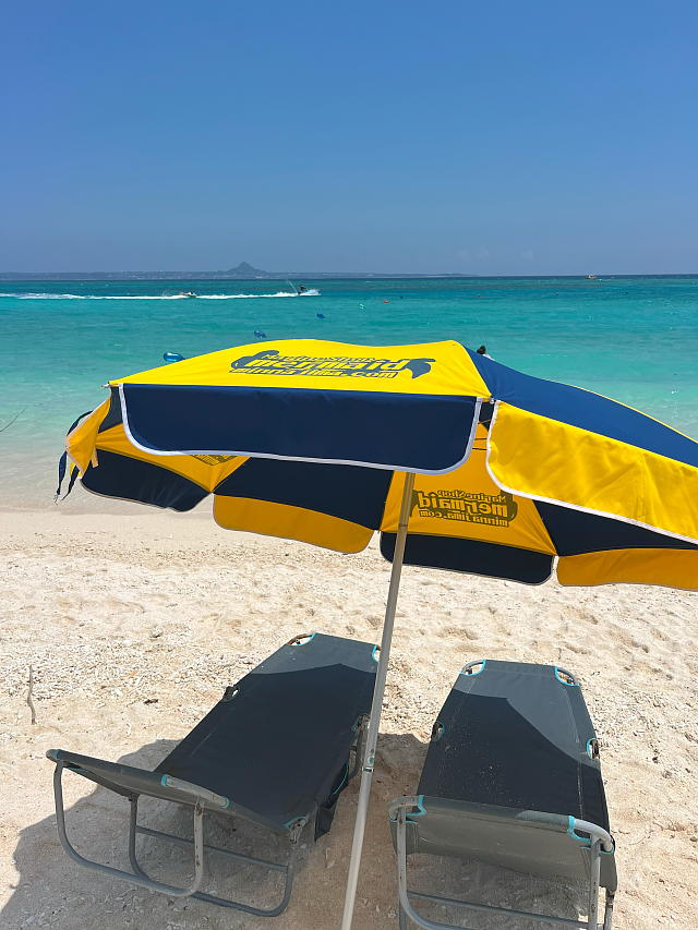 ���[�r�[�`�ɐݒu���Ă�������r�[�`�p���\���ƃr�[�`�`�F�A�[